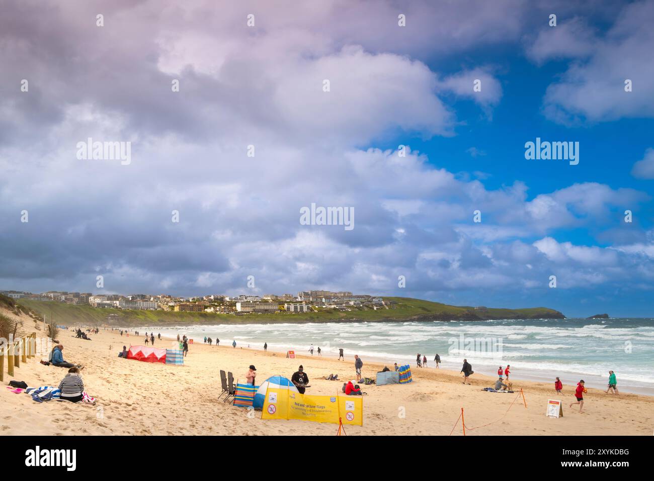 Urlauber am Fistral Beach in Newquay in Cornwall in Großbritannien. Stockfoto