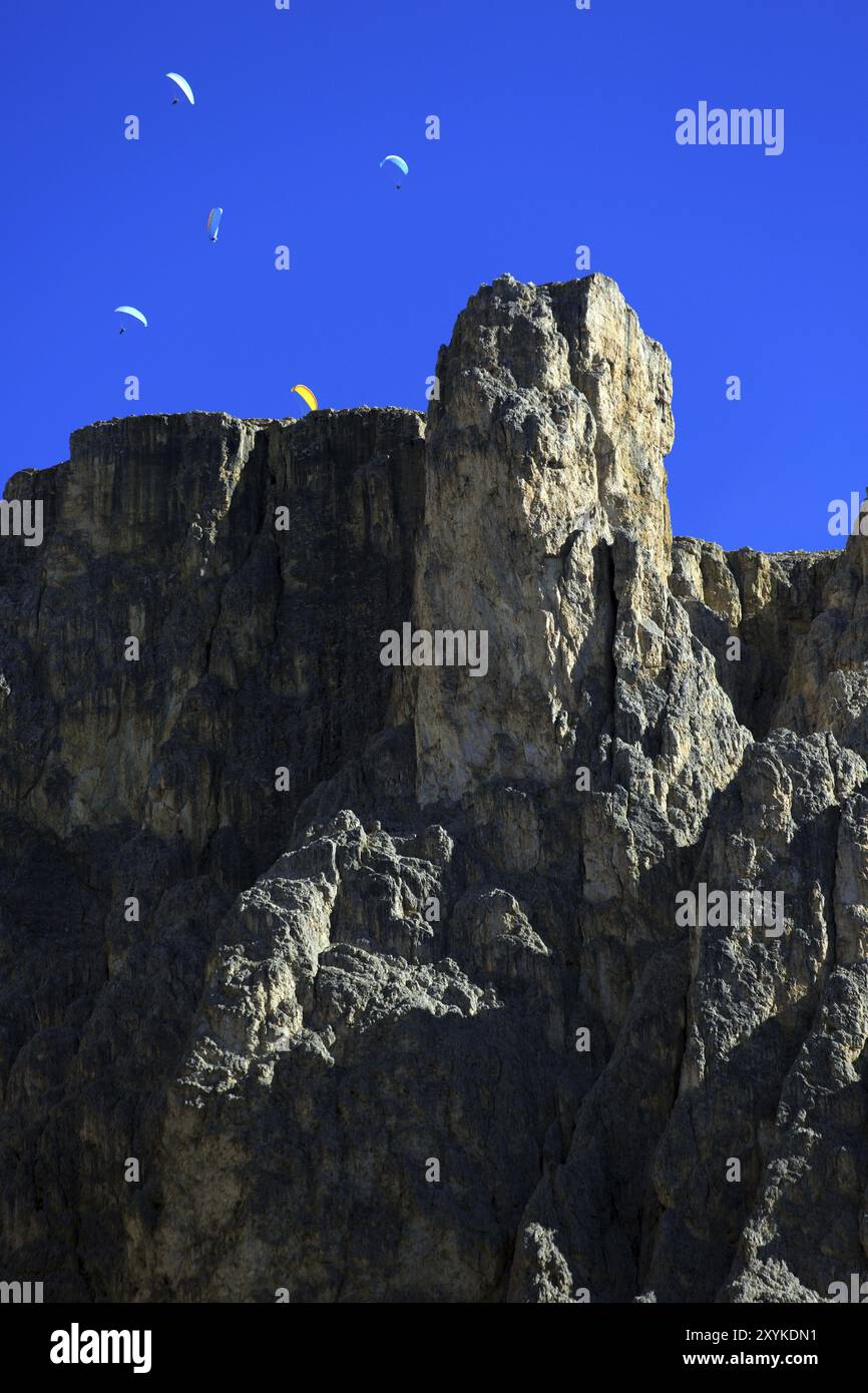 Drachenfliegen am Pian Schiavaneis Stockfoto