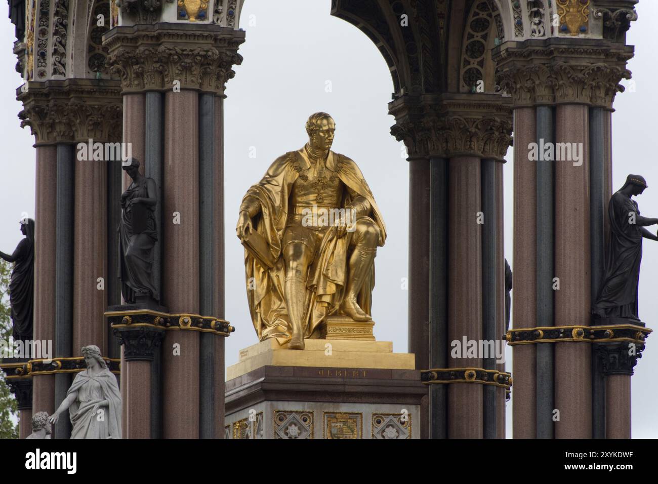 Alte Statue wie Gold in einem Monument von london Stockfoto