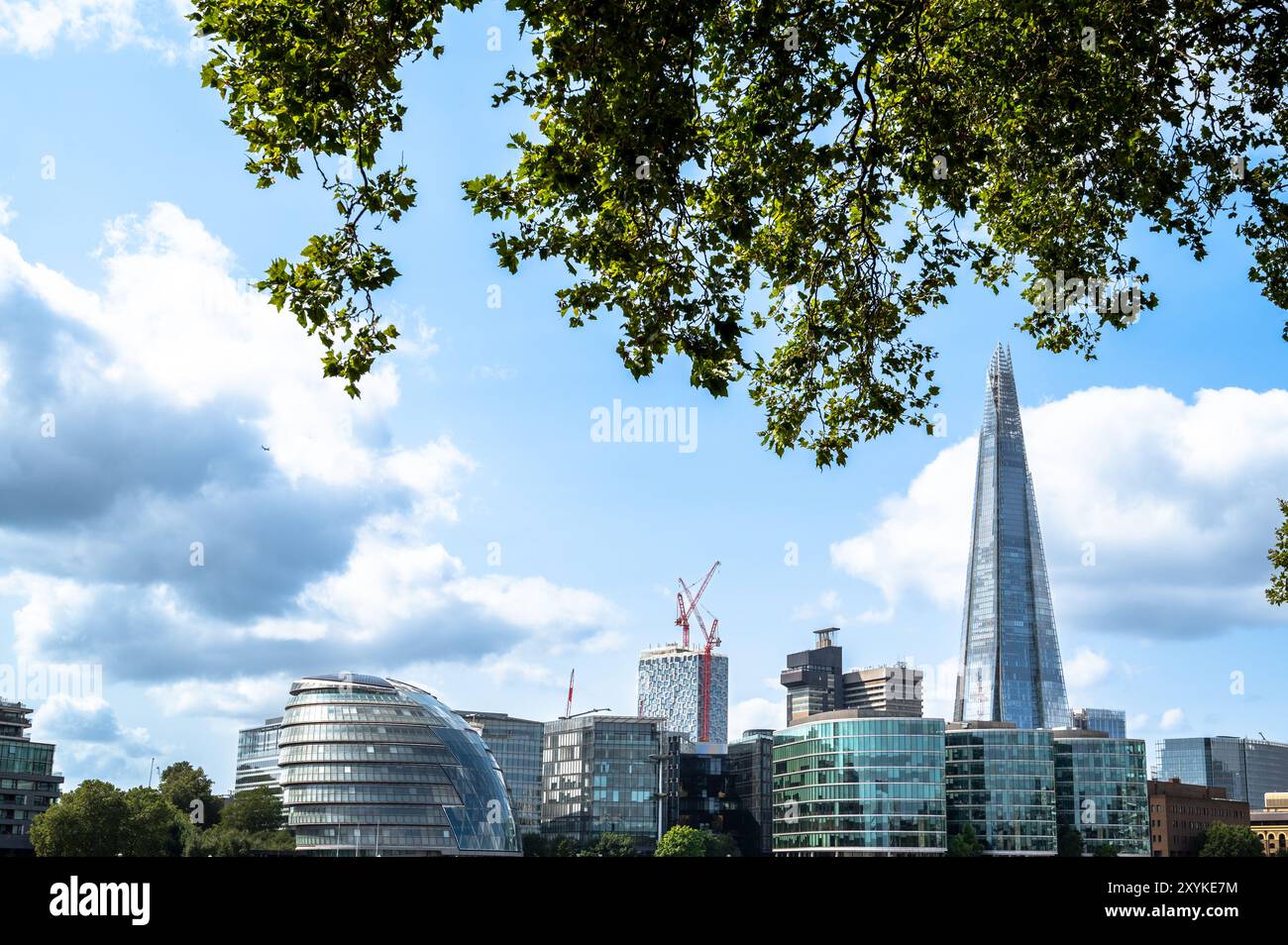 City Hall, The Shard und die Skyline von London im Sommer, England Stockfoto