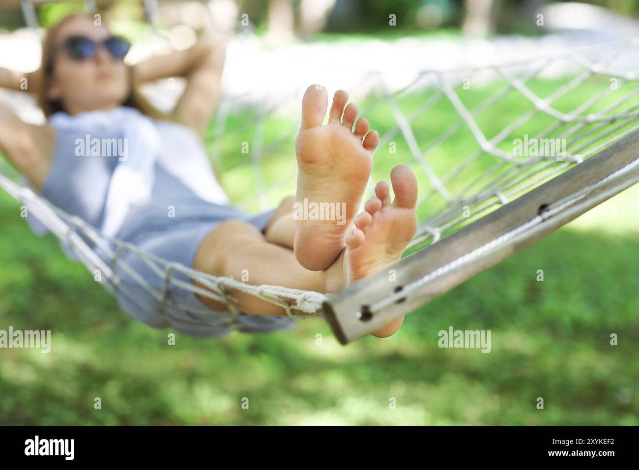 Zeit zum Faulenzen. Frau in einer Hängematte an einem Sommertag Stockfoto