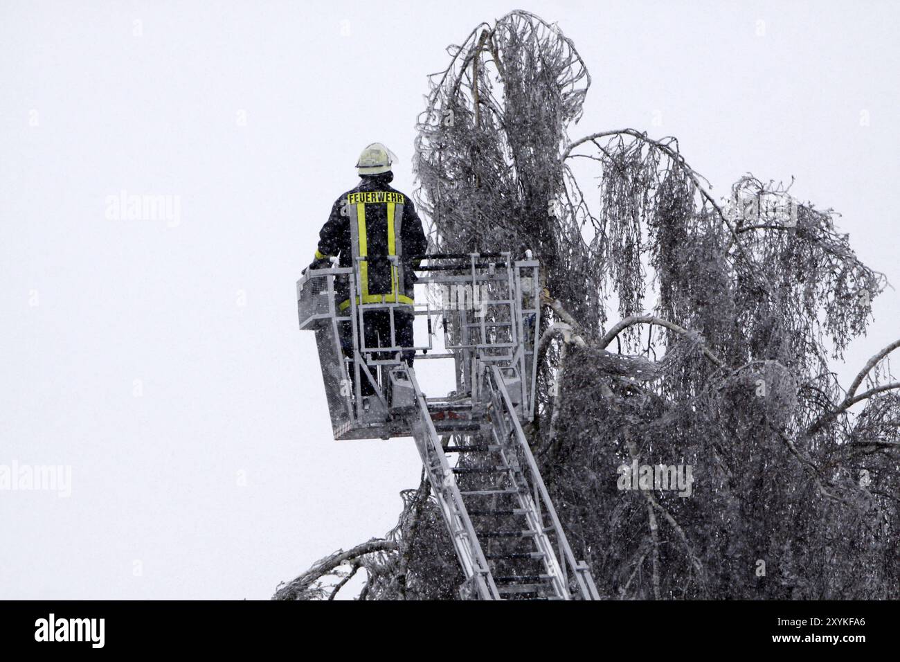 Feuerwehreinsatz bei starkem Schnee Stockfoto