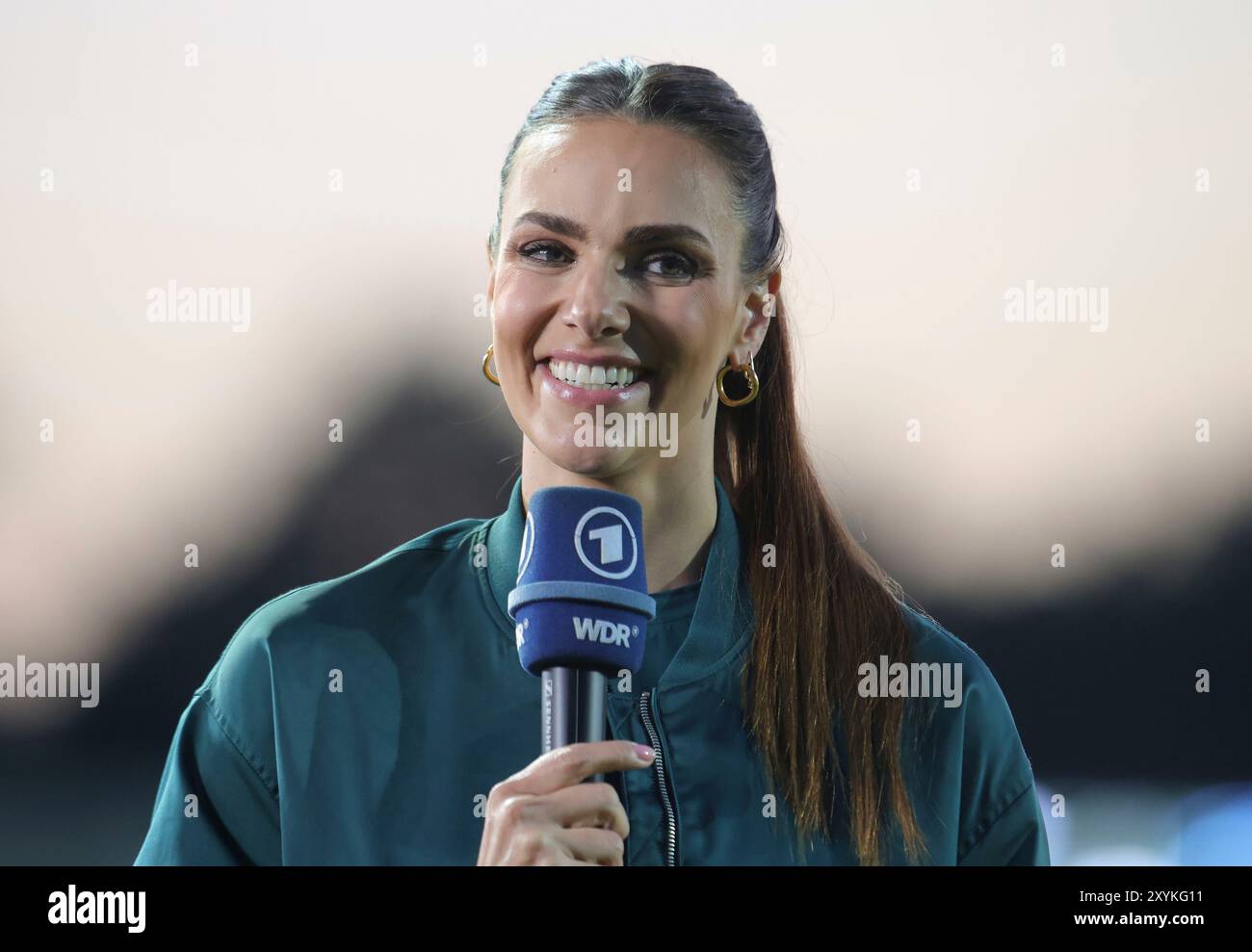 Münster, Deutschland. August 2024. firo: 27.08.2024, Fußball, Fußball, DFB-Cup, Cup, Saison 2024/2025, 1. Runde, SCP Preussen Münster - VfB Stuttgart 0,5 ARD-Moderatorin Esther Sedlaczek Porträt Credit: dpa/Alamy Live News Stockfoto