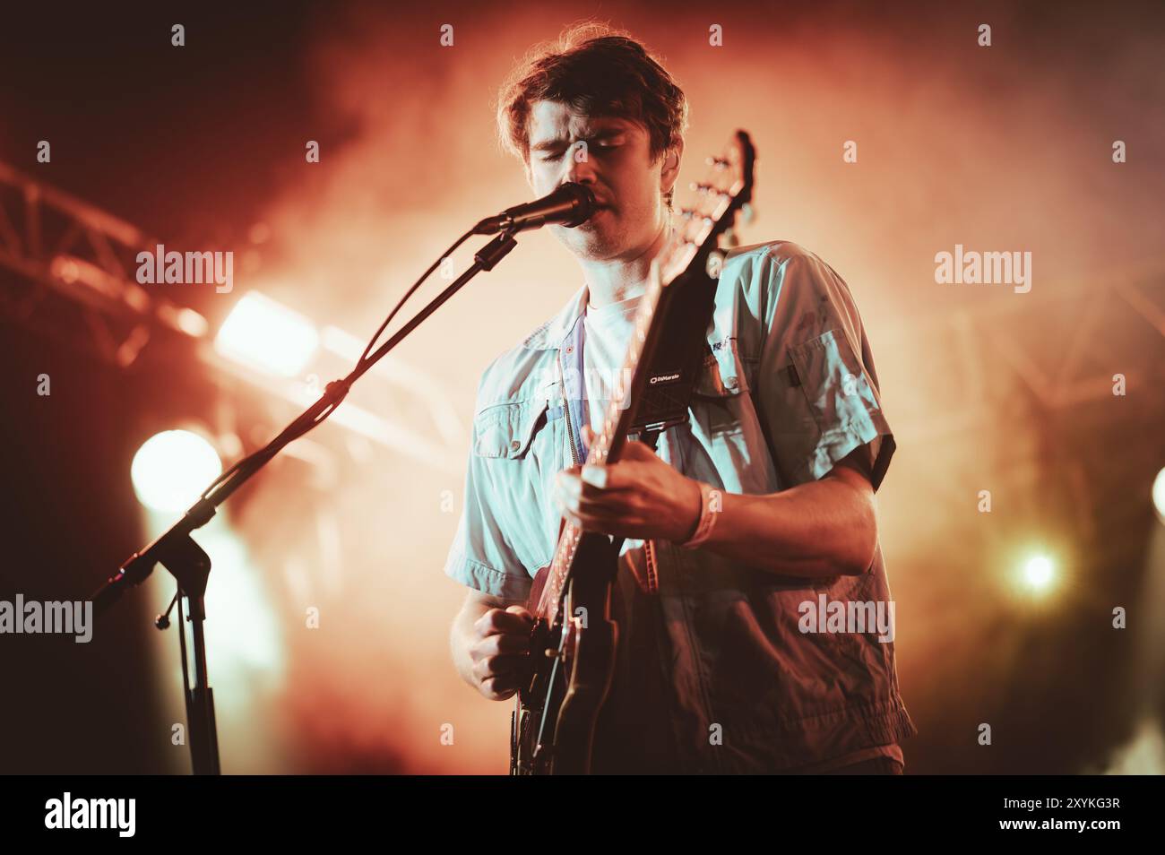 Beal, Großbritannien. August 2024. Everything Everything Everything steht im Mittelpunkt der Eröffnungsnacht des Lindisfarne Festivals, das jährlich auf der Beal Farm an der Northumberland Coast stattfindet. Foto: Thomas Jackson/Alamy Live News Stockfoto