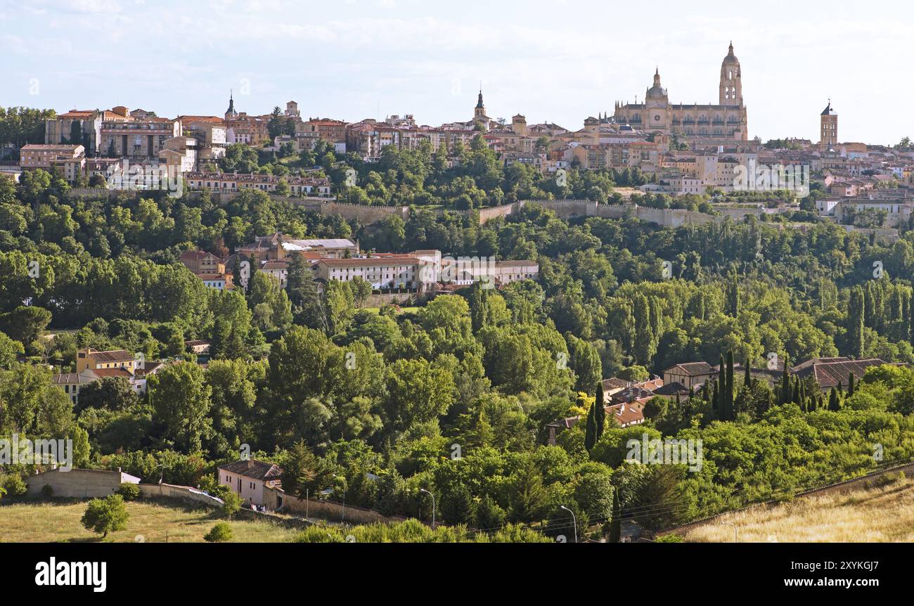 Altstadt von Segovia mit der Stadtmauer und der Kathedrale am Abend, Provinz Segovia, Kastilien und Leon, Spanien, Europa Stockfoto