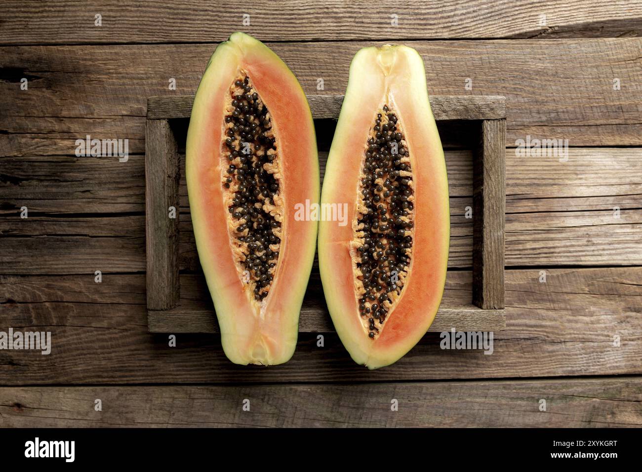 Frische tropische Papaya-Früchte in einem Holzlieferkarton Ein hölzerner Hintergrund flach Lay Draufsicht mit Kopierraum Für einige Werbetexte Stockfoto