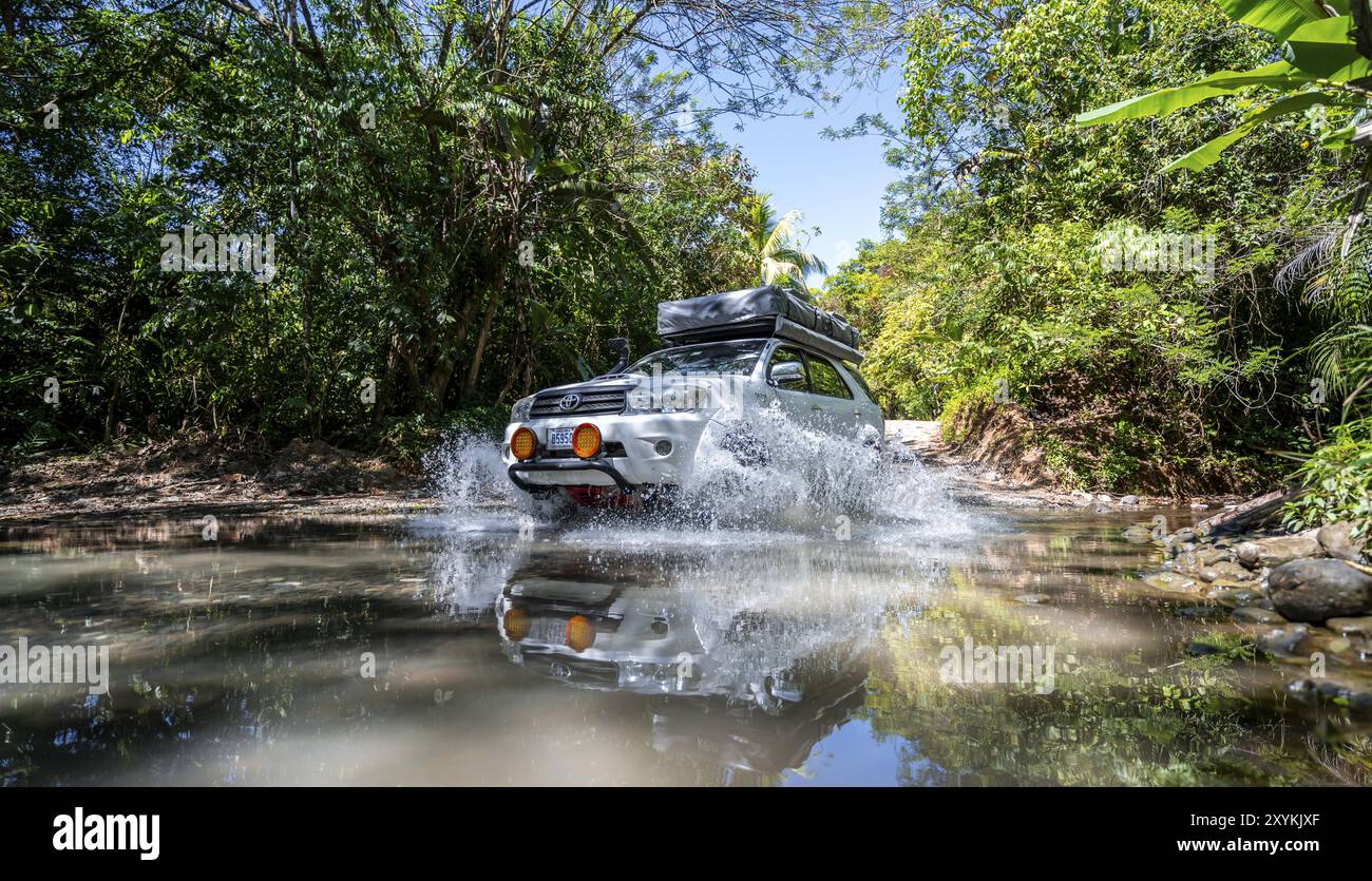 Geländewagen fährt durch einen Fluss, Wasserüberquerung mit dem Geländewagen, Costa Rica, Mittelamerika Stockfoto