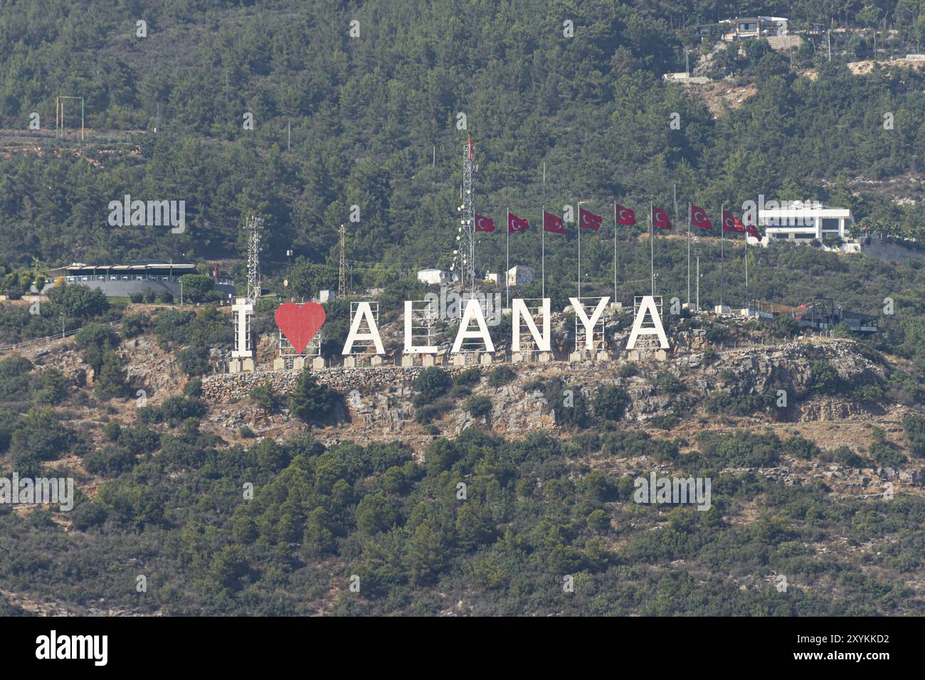 Der Schriftzug I (LOVE) ALANYA, der an den weltberühmten HOLLYWOOD-Schriftzug erinnert, ist ein Wahrzeichen der türkischen Metropole und auch ein Freque Stockfoto