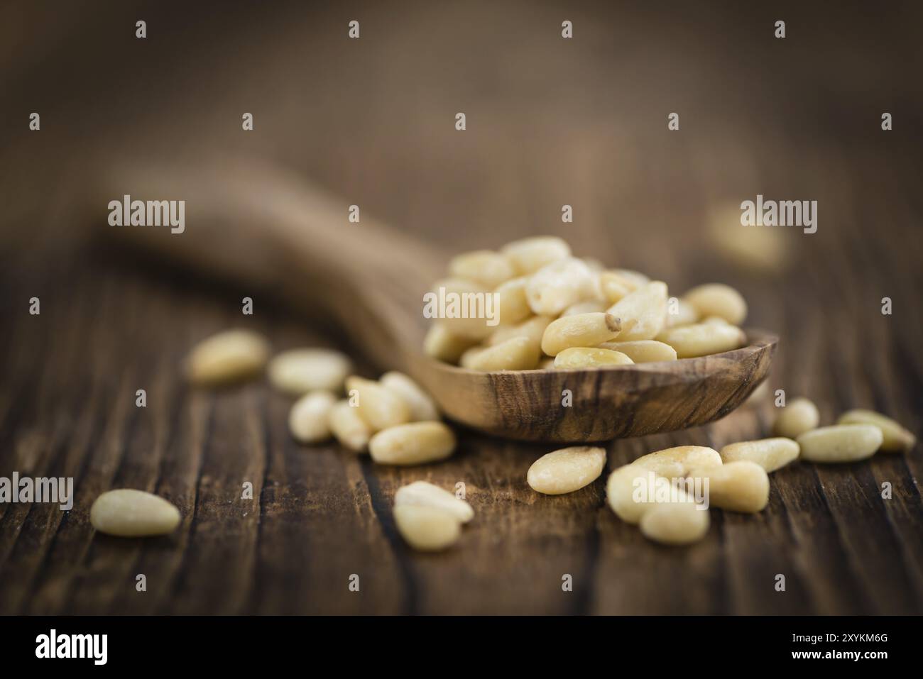 Portion frischer Kiefernmuttern (Nahaufnahme, selektiver Fokus) Stockfoto