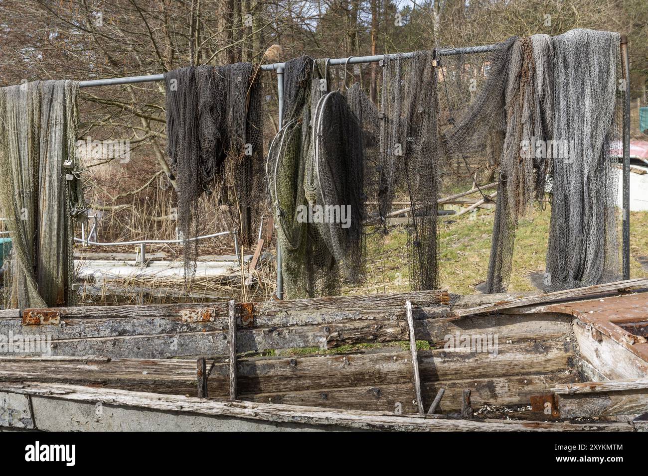 Fischernetze mit einem alten Holzboot im Vordergrund Stockfoto