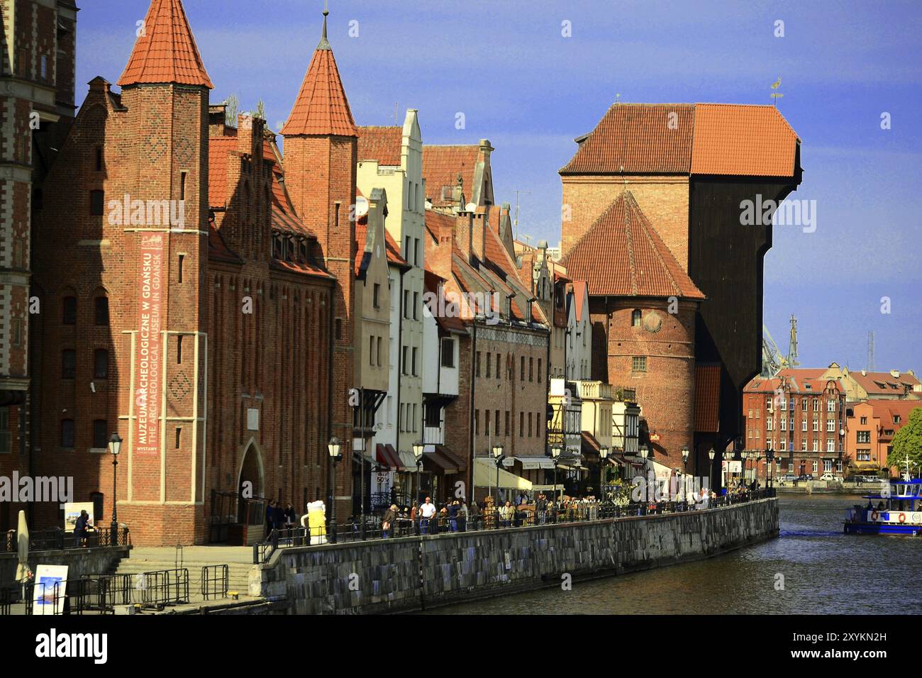 Der mittelalterliche Hafenkran Zuraw über dem Fluss Motlawa im Zentrum von Danzig, Polen, Europa Stockfoto