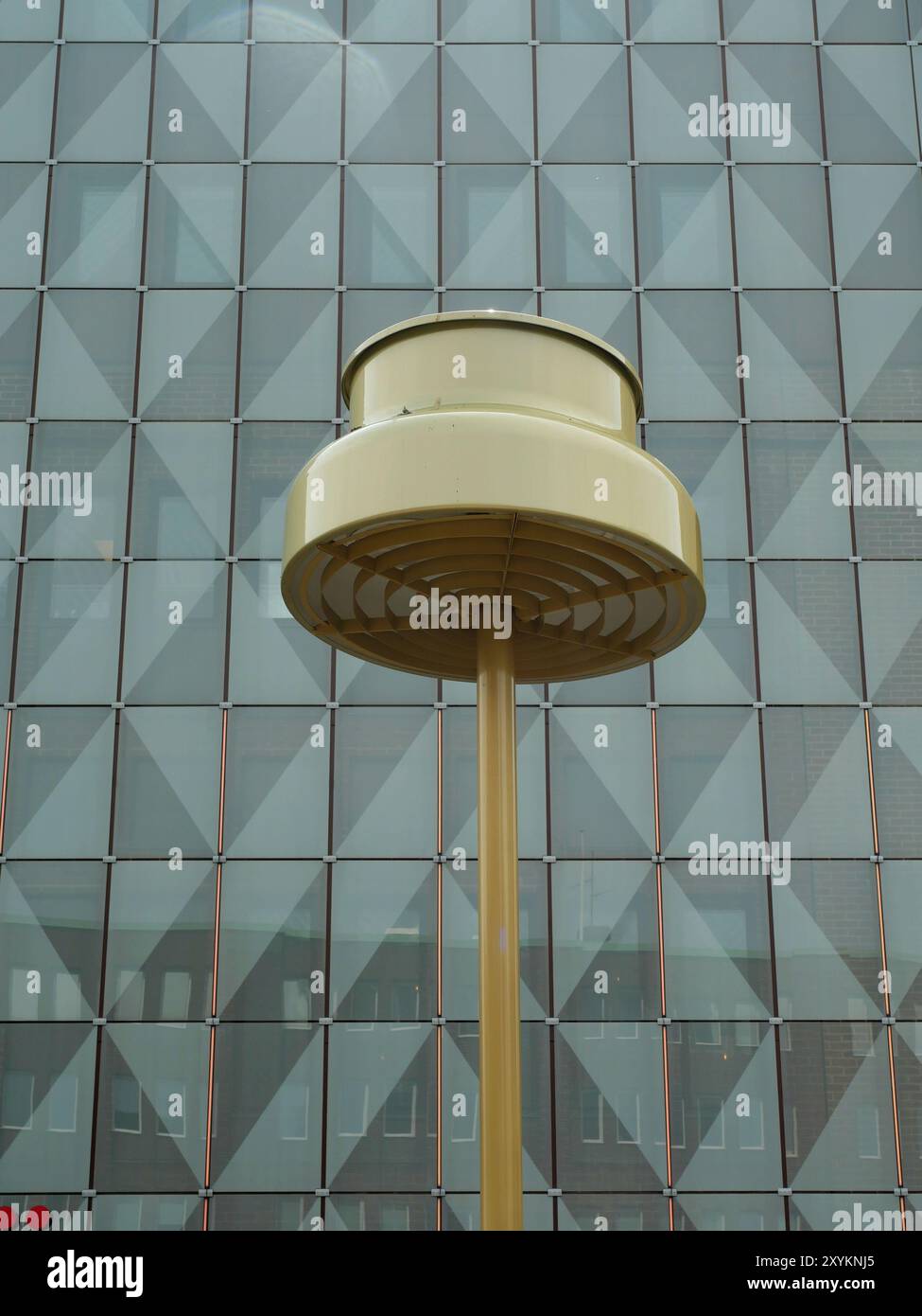 Retro-Paneele im Stil der 70er Jahre und eine dekorative Straßenlaterne zieren die Fassade im Stadtteil Söder in Helsingborg. Ideal als Textur oder Hintergrund. Stockfoto