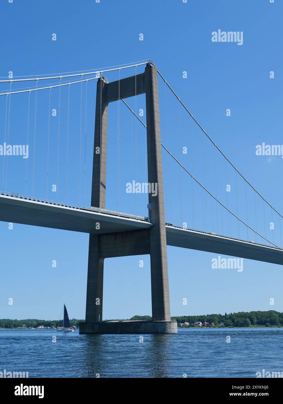 Die Lillebælt-Brücke in Schweden ist eine beeindruckende Ingenieurleistung und beliebte Touristenattraktion, die Küstenlandschaften mit moderner Infrastruktur verbindet Stockfoto
