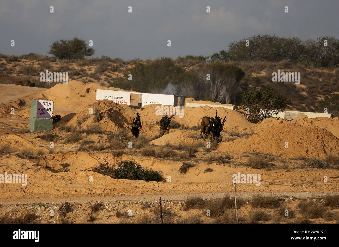 Gaza, Palästina. 29. Dezember 2021. Kämpfer verschiedener palästinensischer Widerstandsgruppen nehmen an einer gemeinsamen militärischen Übung im Gazastreifen Teil. Hamas, Islamischer Dschihad und andere kleinere militante Gruppen nahmen an der Übung Teil, bei der die palästinensischen Gruppen ihre militärischen Fähigkeiten und Ausrüstung enthüllten und ihre Verteidigungsfähigkeiten angesichts eines möglichen israelischen Angriffs testeten Stockfoto Gaza, Palästina. 29. Dezember 2021. Kämpfer verschiedener palästinensischer Widerstandsgruppen nehmen an einer gemeinsamen militärischen Übung im Gazastreifen Teil. Hamas, Islamischer Dschihad und andere kleinere militante Gruppen nahmen an der Übung Teil, bei der die palästinensischen Gruppen ihre militärischen Fähigkeiten und Ausrüstung enthüllten und ihre Verteidigungsfähigkeiten angesichts eines möglichen israelischen Angriffs testeten Stockfoto