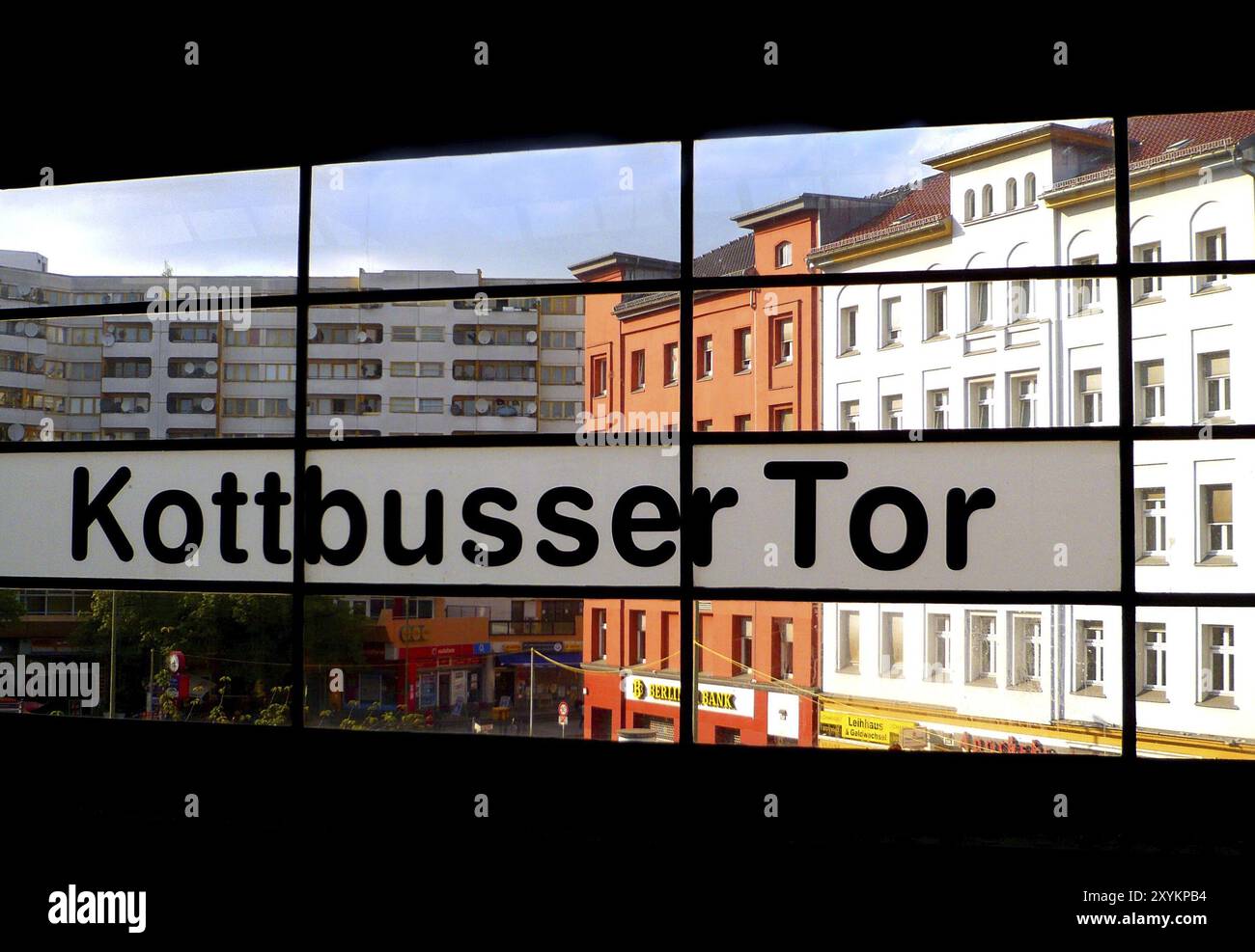 Kottbusser Torschrift im U-Bahnhof, vor Wohnhäusern aus den 70er Jahren und typischen alten berliner Häusern Stockfoto