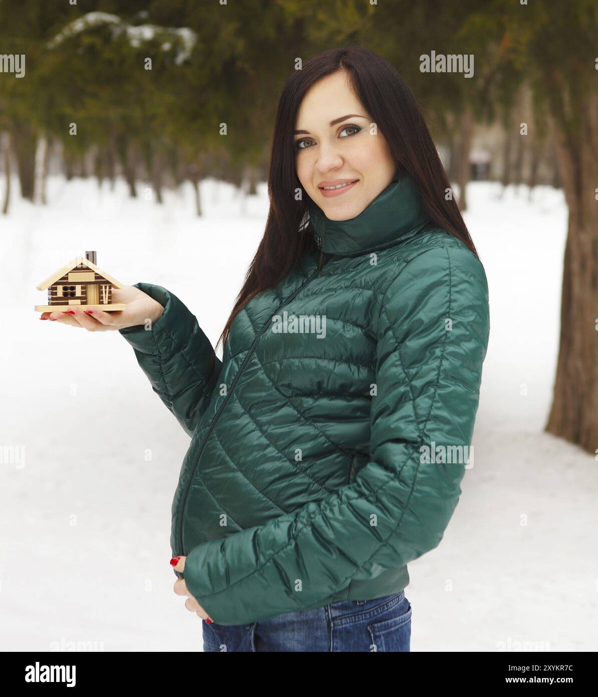 Junge schöne schwangere Frau in Winterkleidung im freien Stockfoto