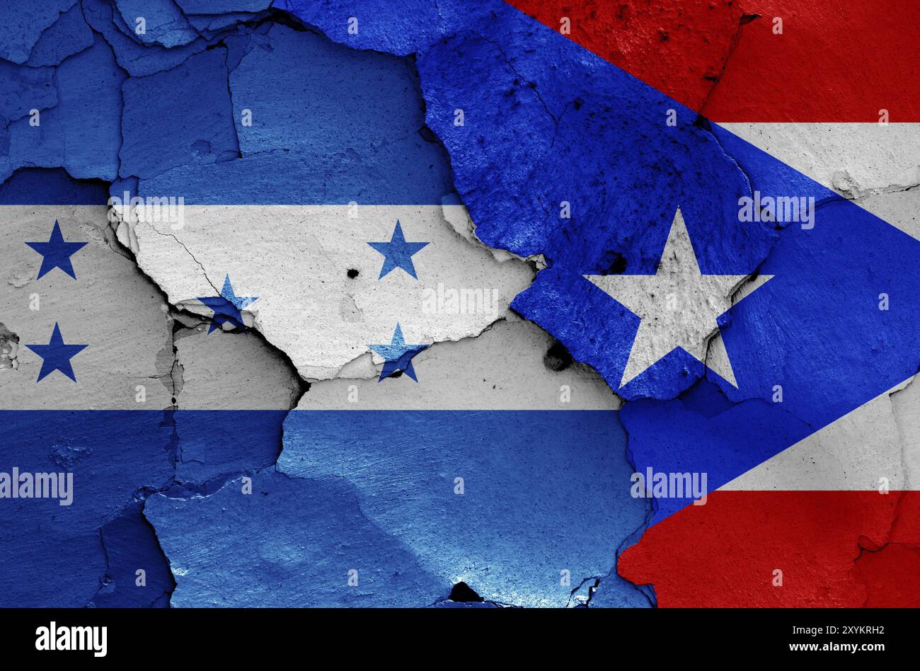 Flaggen von Honduras und Puerto Rico auf gerissene Wand gemalt Stockfoto