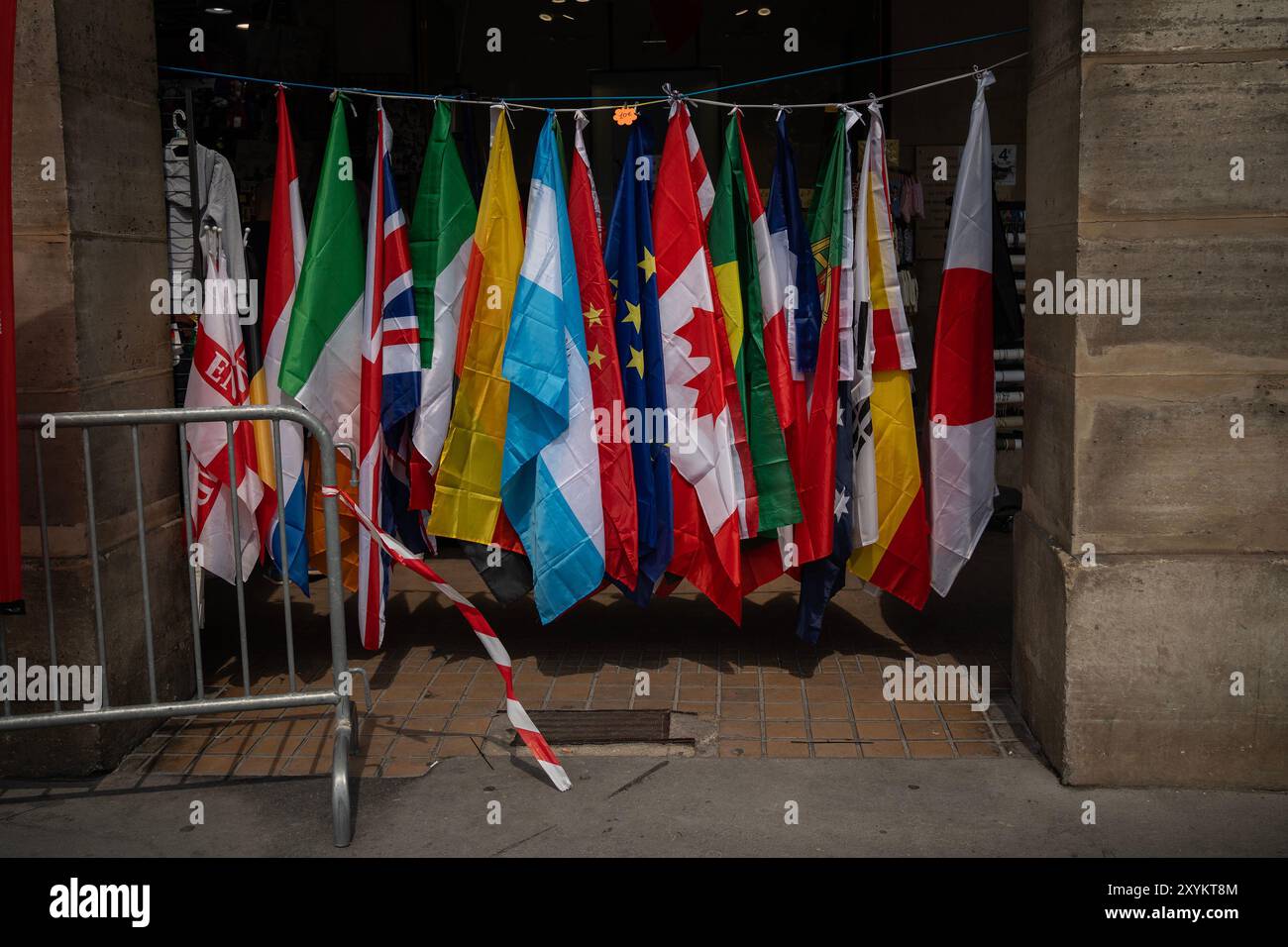Flaggen aus verschiedenen Ländern hängen an einem Geschäft in der berühmten Rue Rivoli, am Freitag, den 2. August 2024, in Paris. Frankreich. Stockfoto