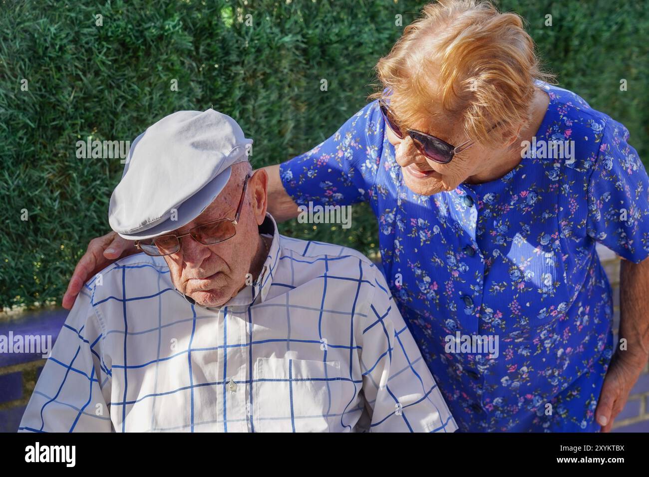 Ein älterer Mann, der mit seiner Frau auf der Terrasse schläft. Spanische Tradition Stockfoto