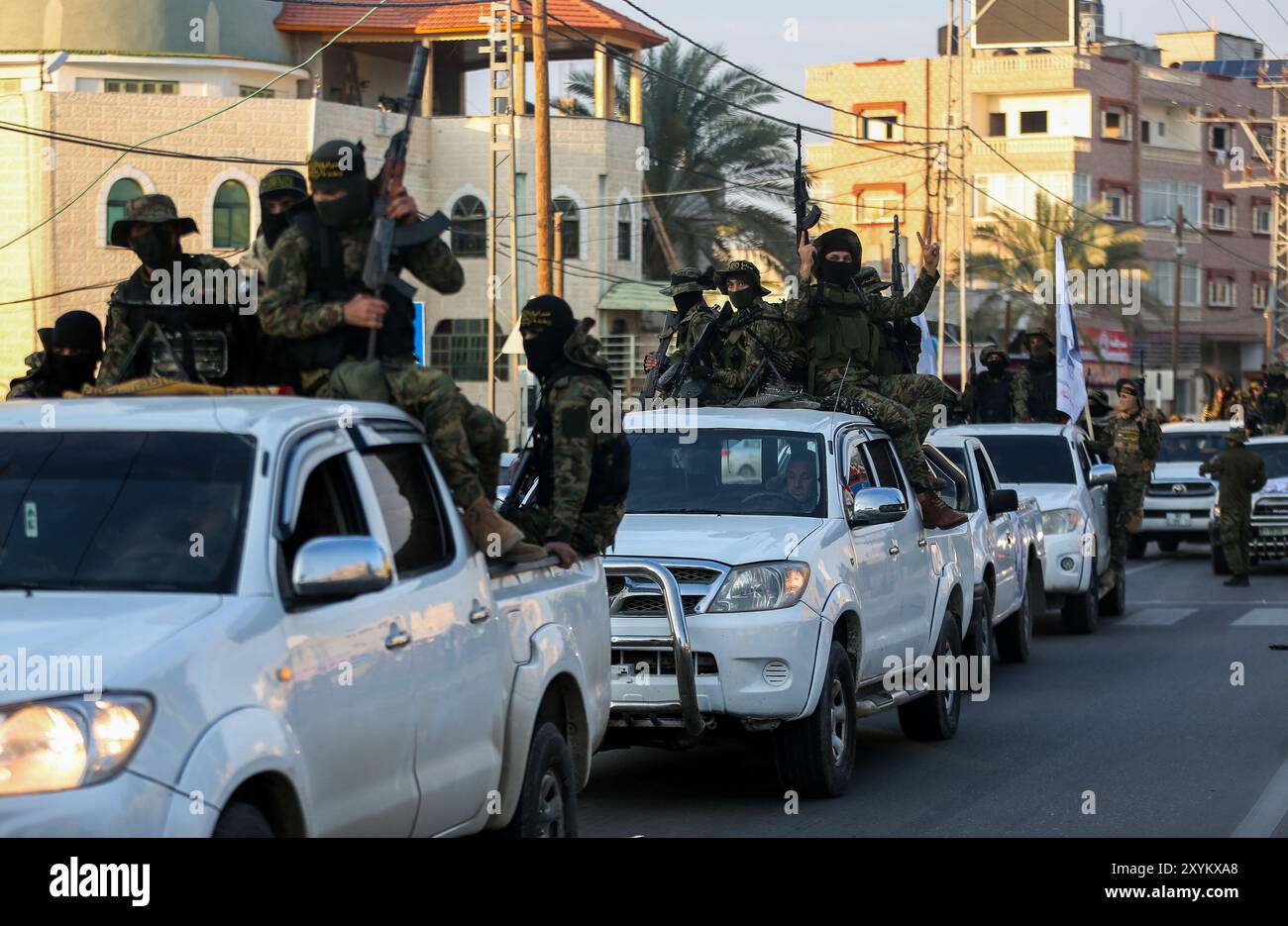 Gaza, Palästina. Januar 2022. Mitglieder der Al-Quds-Brigaden, des militärischen Flügels des palästinensischen Islamischen Dschihad (PIJ), halten eine Militärparade in Gaza-Stadt ab. Die Parade fand statt, um die geplante Freilassung des palästinensischen Gefangenen Abu Hawash am 26. Februar durch die israelischen Behörden im Gegenzug für das Ende seines Fastens zu feiern. Hawash lehnt seit Monaten Essen ab, um zu protestieren, dass Israel unter Verwaltungshaft gehalten wird, ohne Anklage oder Gerichtsverfahren Stockfoto