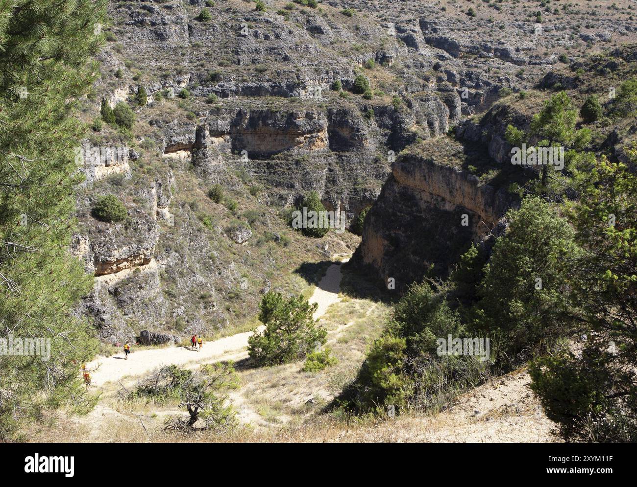 Kanufahrer in der Schlucht auf dem Weg zum Fluss Duraton, Hoces del Rio Duraton Naturpark, Provinz Segovia, Kastilien und Leon, Spanien, Europa Stockfoto