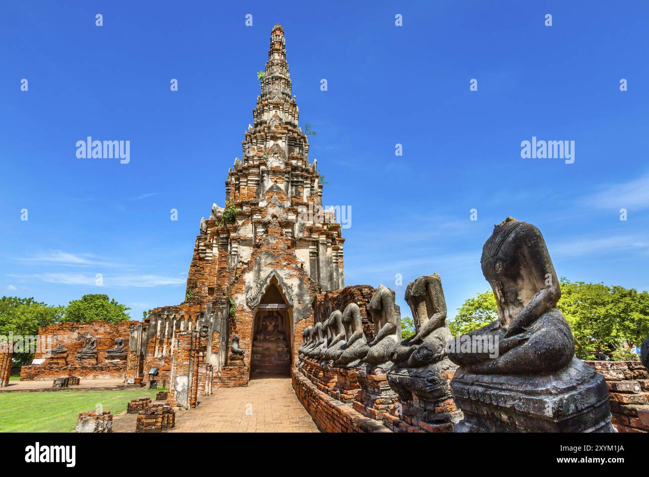 Reihe von enthaupteten Buddha-Bild in Wat Chai Wattanaram in Ayutthaya Thailand Stockfoto