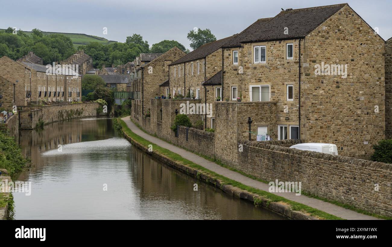 Skipton, North Yorkshire, England, Großbritannien, Juni 04, 2018: Häuser am Ufer des Leeds and Liverpool Canal Stockfoto