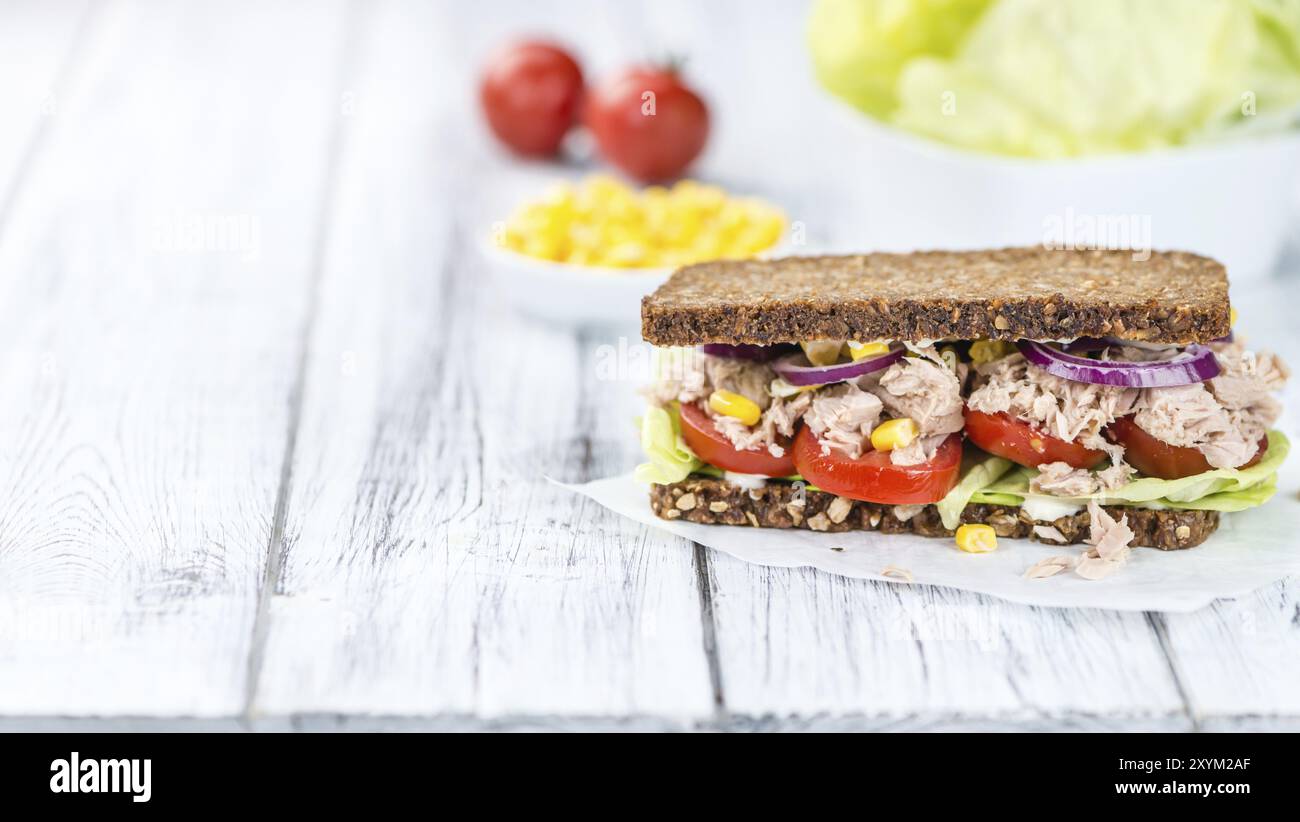 Thunfisch Sandwich (Vollkornbrot, selektiver Fokus) auf einem alten Holztisch Stockfoto