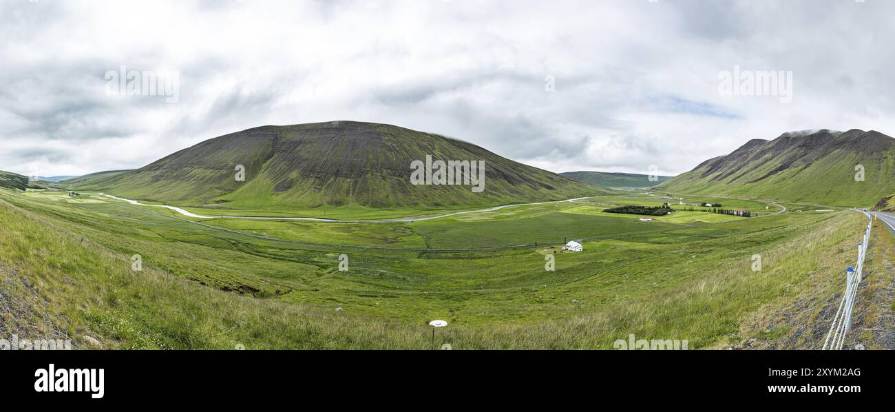 Isländische Landschaft im nördlichen Teil des Landes an einem bewölkten Tag Stockfoto