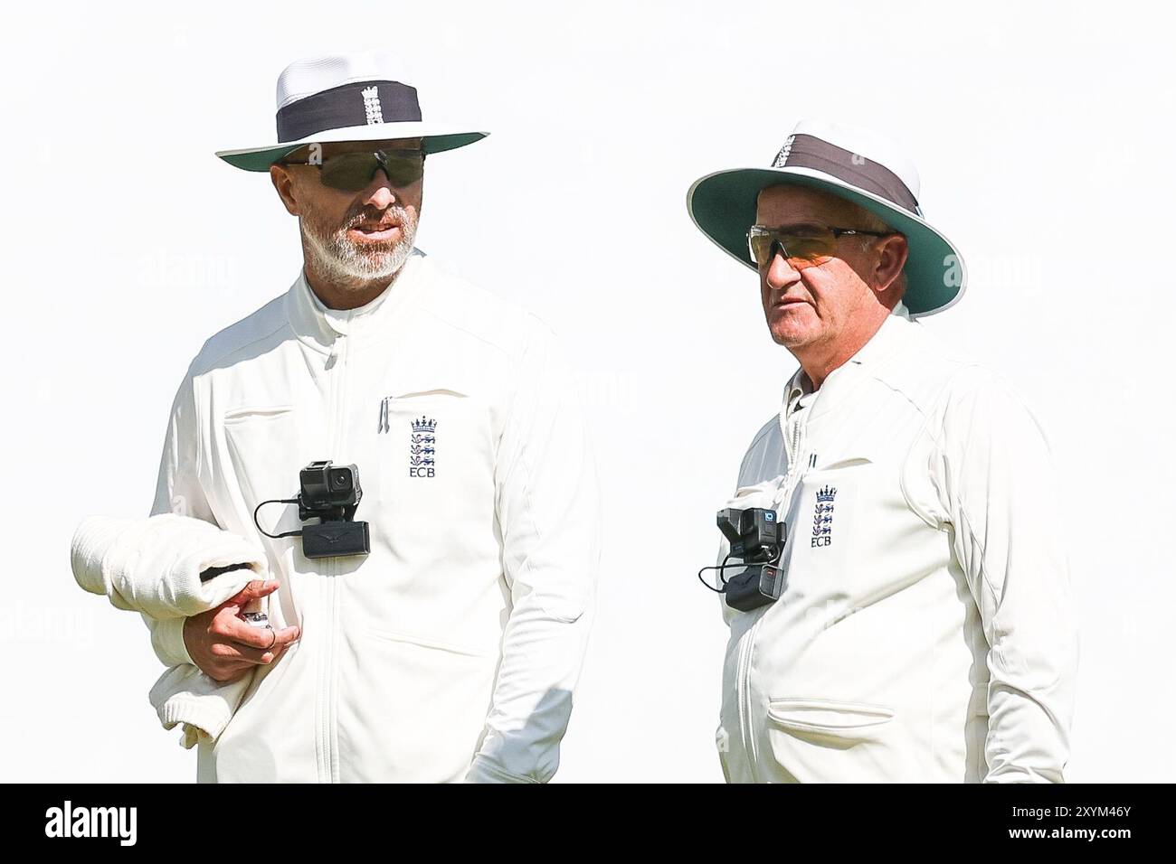 Birmingham, Großbritannien. 30. August 2024. Umpires diskutieren das Spiel während einer Pause im Spiel der Vitality County Championship Division One zwischen Warwickshire CCC und Kent CCC am 30. August 2024 im Edgbaston Cricket Ground in Birmingham. Foto von Stuart Leggett. Nur redaktionelle Verwendung, Lizenz für kommerzielle Nutzung erforderlich. Keine Verwendung bei Wetten, Spielen oder Publikationen eines einzelnen Clubs/einer Liga/eines Spielers. Quelle: UK Sports Pics Ltd/Alamy Live News Stockfoto