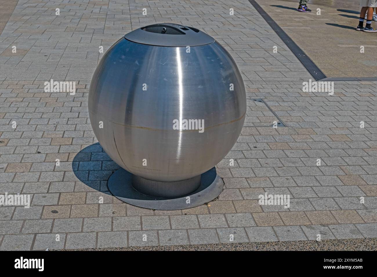 Moderner Abfalleimer im Stadtzentrum. Stockfoto