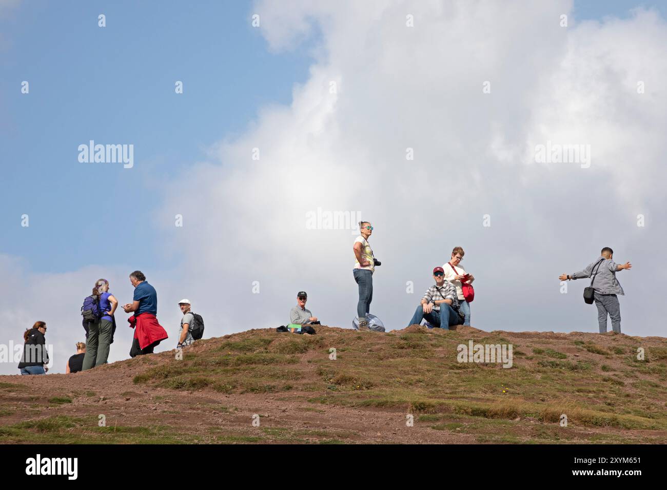 Holyrood Park, Edinburgh, Schottland, Großbritannien. 30. August 2024. Wind auf Arthurs Sitz mit 18 km/h und 16 Grad Celsius. Touristen besuchen den Gipfel des erloschenen Vulkans mit einer Mischung aus Sonne und Wolken. Quelle: ArchWhite/Alamy Live News. Stockfoto