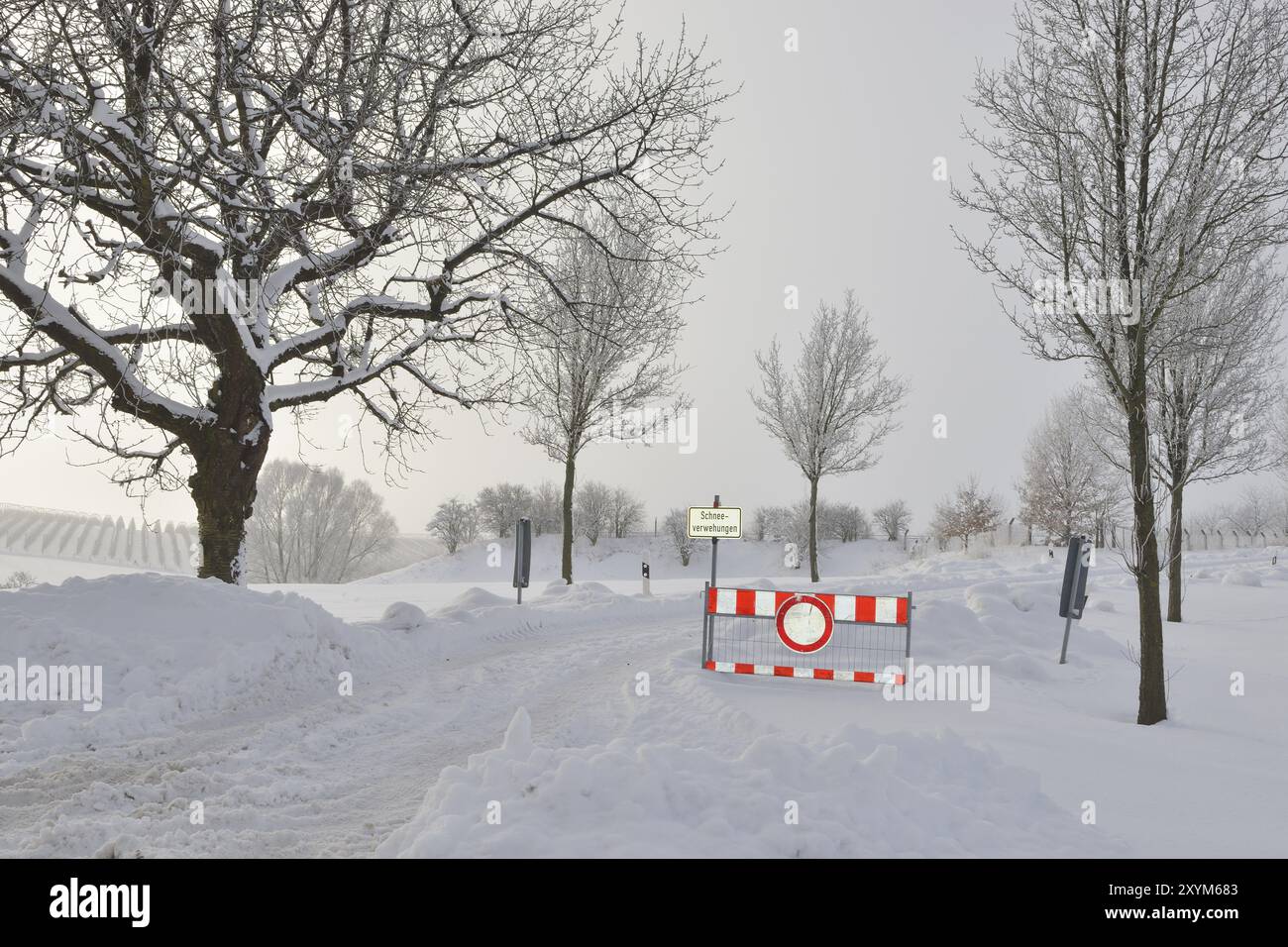 Im Winter gesperrte Straße. Straße wegen Schneeschwehung gesperrt Stockfoto