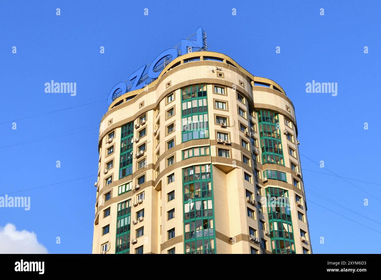 Moskau, Russland - 3. August 2024. Werbung für den Ozonmarkt auf dem Dach eines mehrstöckigen Gebäudes Stockfoto