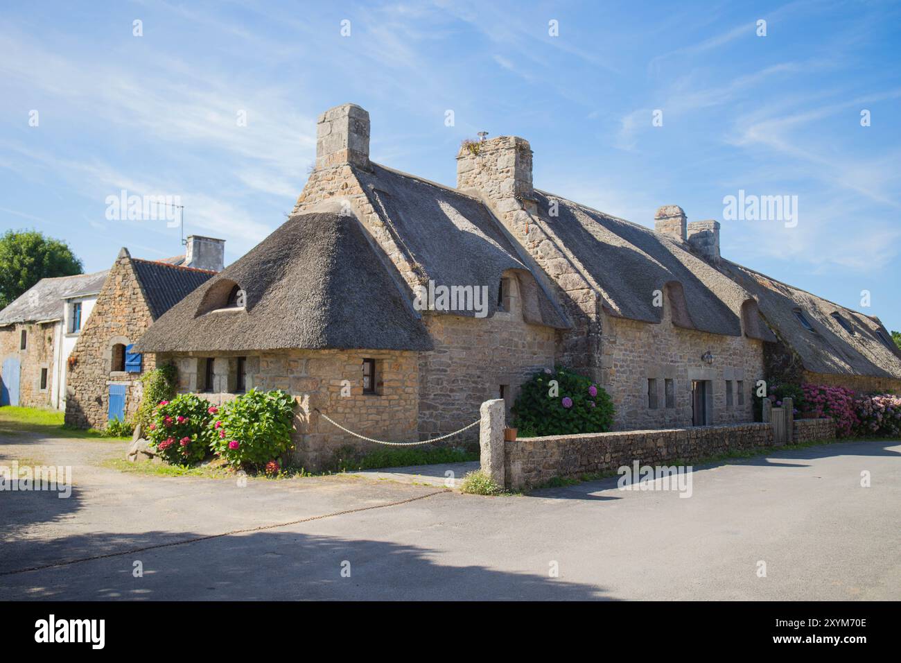 Traditionelles Reetdachhaus im charmanten Dorf Kerascoet (Kérascoët), Bretagne (Bretagne), Frankreich. Stockfoto