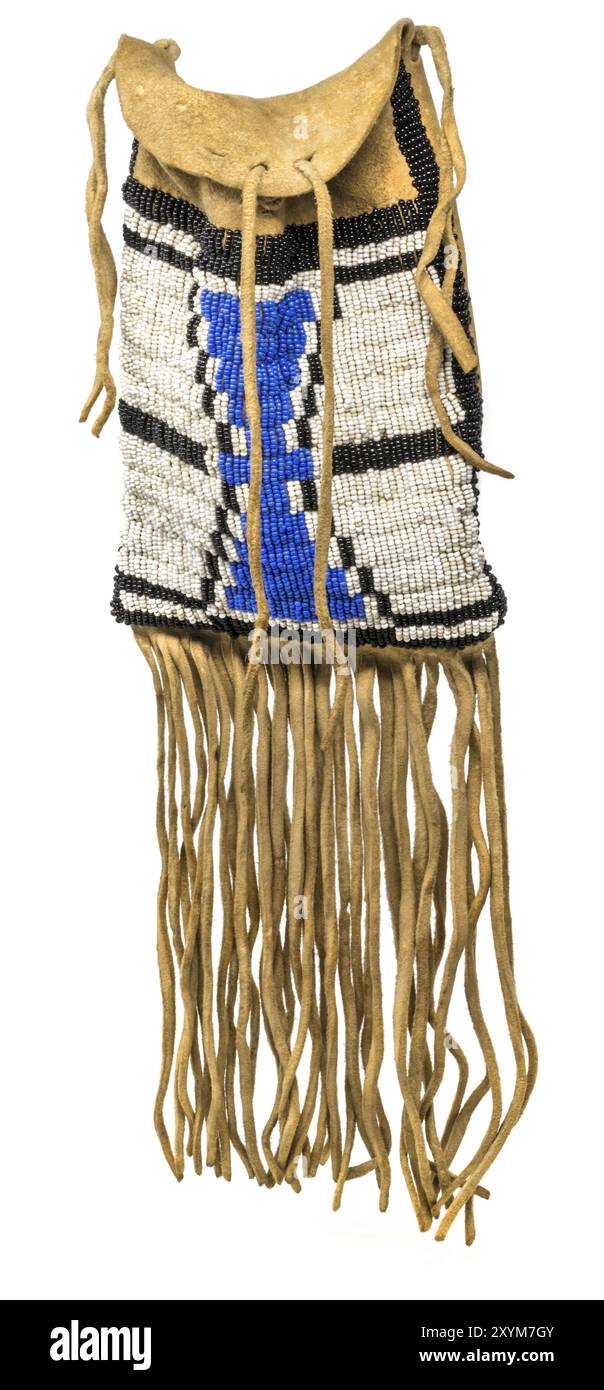 Sack mit den nordamerikanischen Indianern. Hergestellt aus Hirschleder, aufgestickt mit bunten Glasperlen und Lederschnüren auf weißem Hintergrund Stockfoto