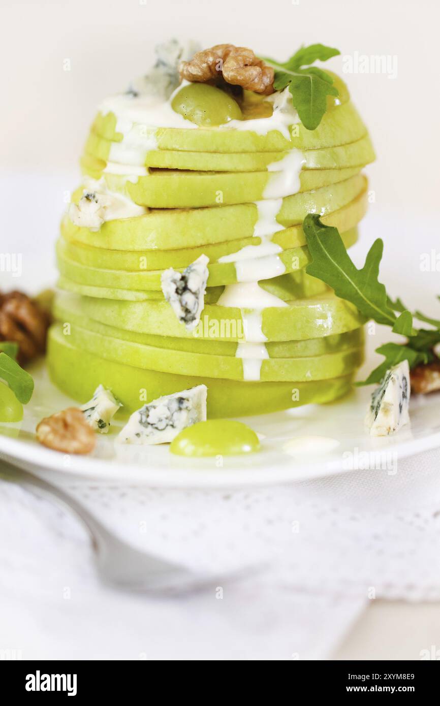 Waldorf-Salat mit Apfel, Käse und Walnuss Stockfoto