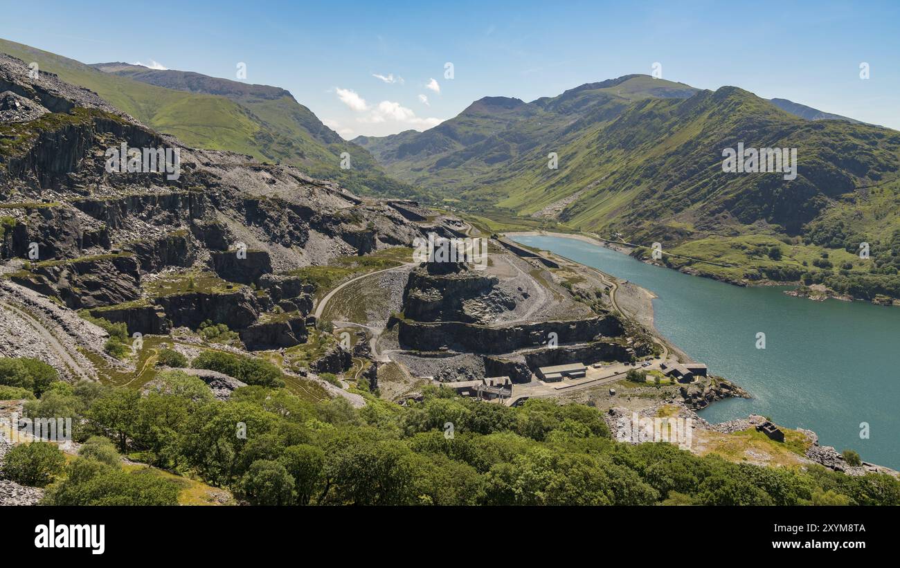 Blick vom Dinorwic Quarry, in der Nähe von Llanberis, Gwynedd, Wales, Großbritannien, mit Llyn Peris, dem Kraftwerk Dinorwig und dem Mount Snowdon im Hinterland Stockfoto