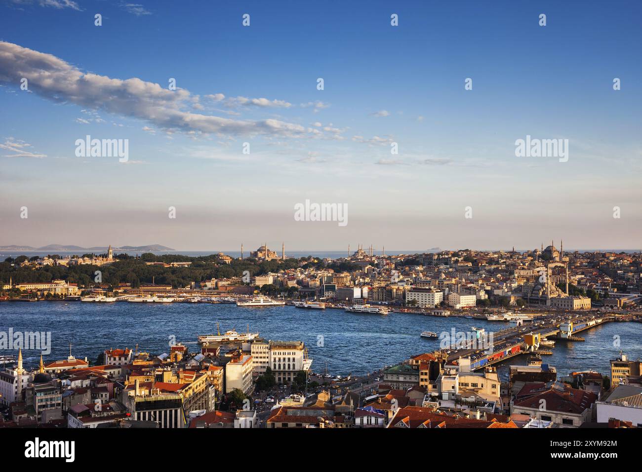 Istanbul Stadt bei Sonnenuntergang in der Türkei, Sultanahmet und Eminonu Viertel von Beyoglu und Galata Brücke am Goldenen Horn Stockfoto