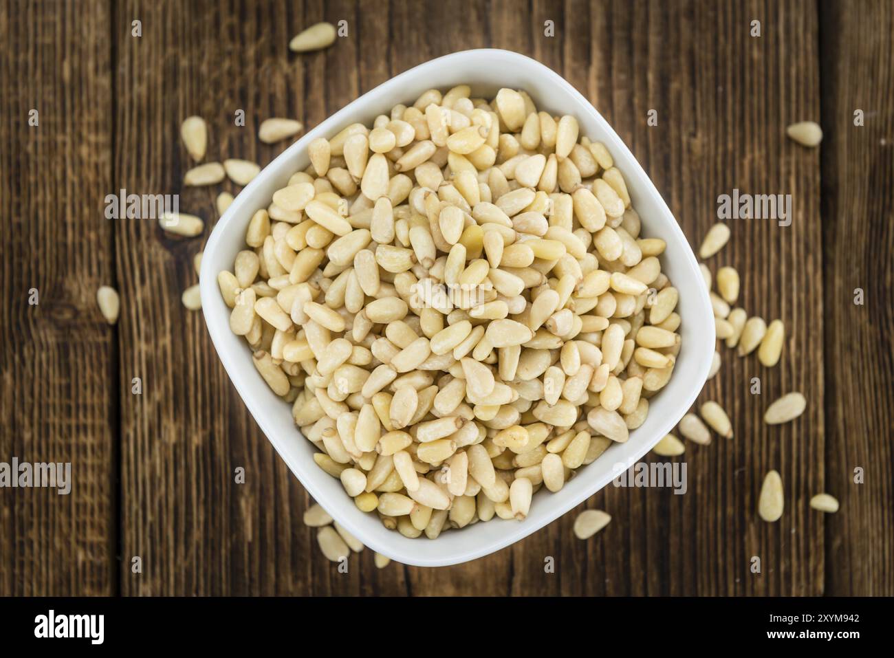 Portion frischer Kiefernmuttern (Nahaufnahme, selektiver Fokus) Stockfoto
