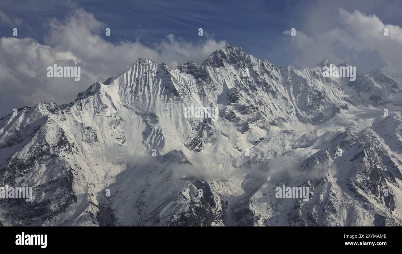 Gipfel des Ponggen Dopchu. Blick von Tserko Ri, Langtang Valley, Nepal. Bewölkter Frühlingstag Stockfoto