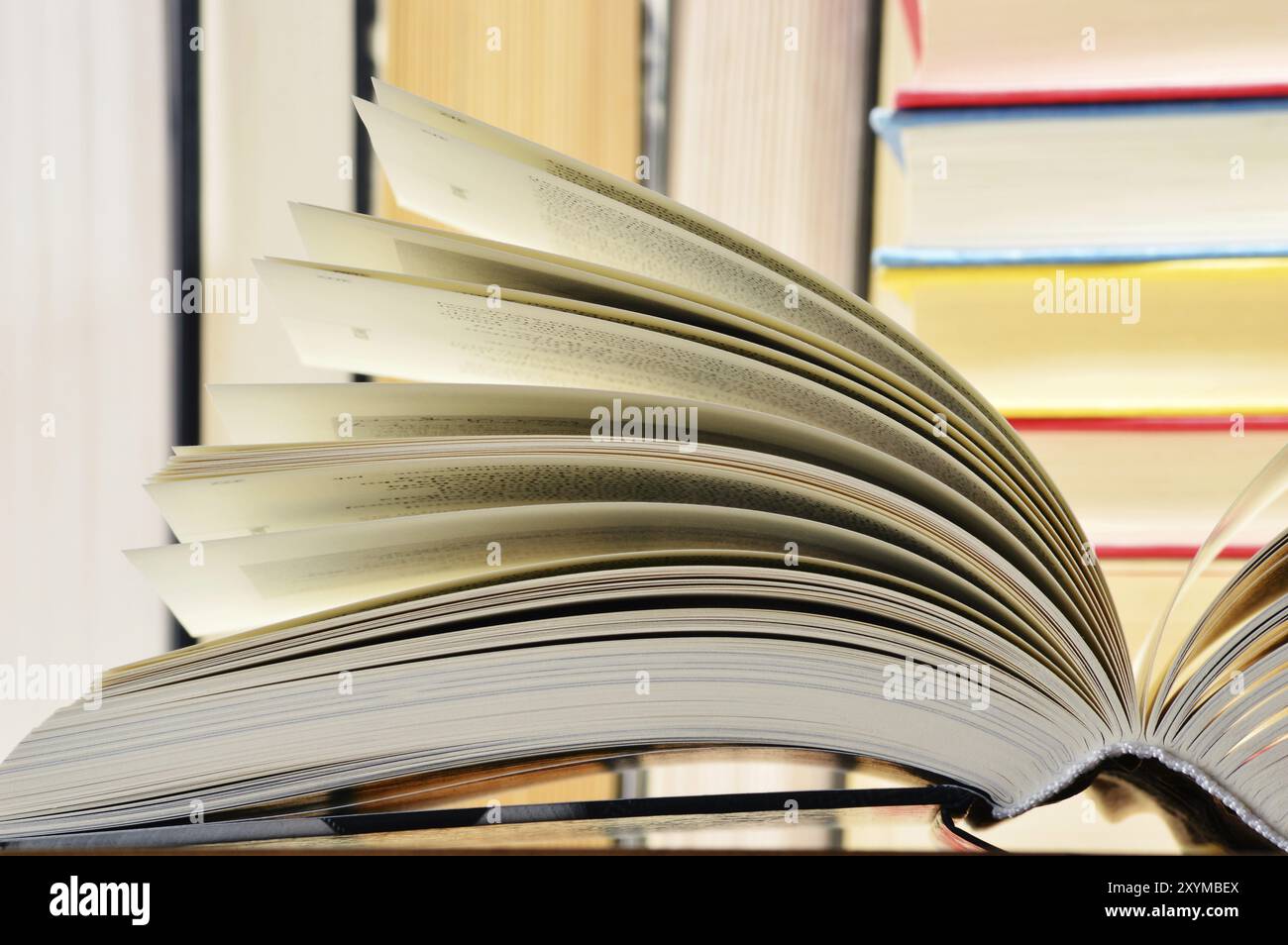 Komposition mit Büchern in der Bibliothek Stockfoto