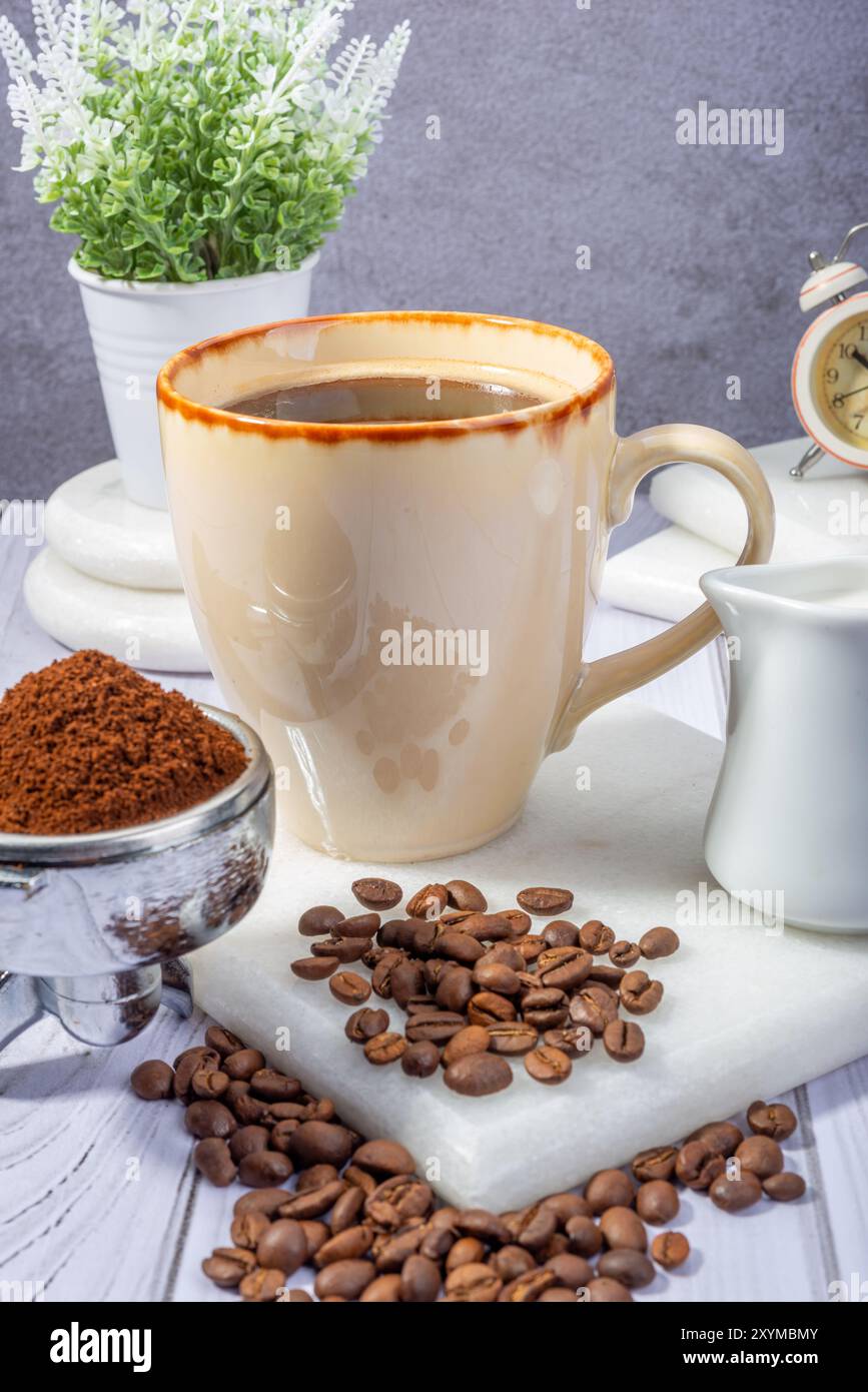 Kaffeetasse mit Bohnen und Sahne Stockfoto