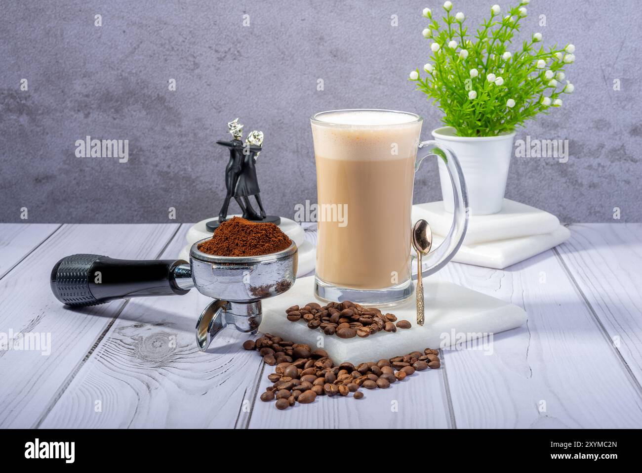 Ein Setup von Coffee Cup mit Bohnen Stockfoto