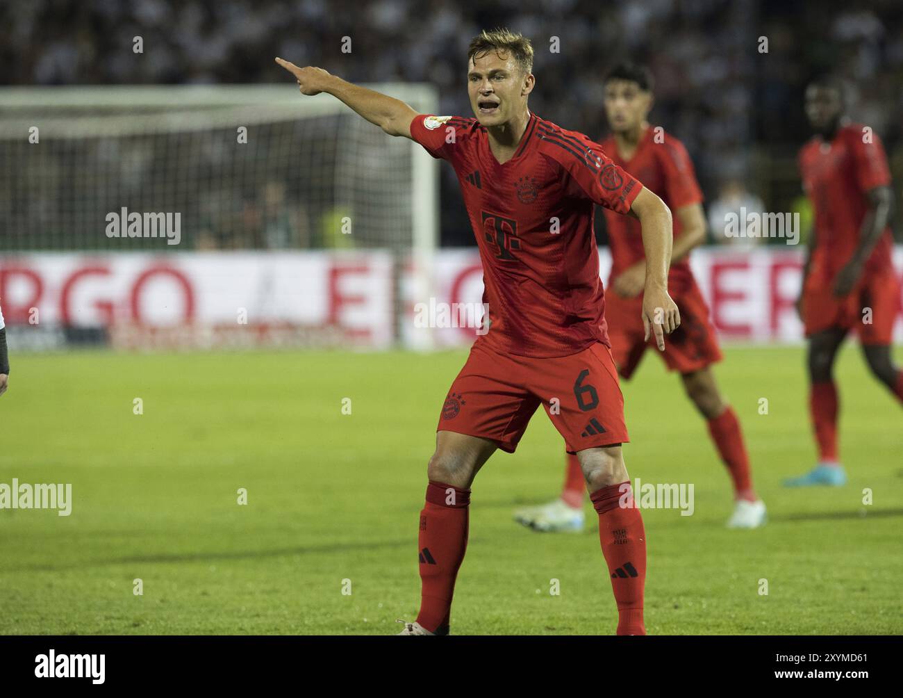 Fußballspiel, Joshua KIMMICH FC Bayern München zeigt mit seinem linken Arm in welche Richtung zu gehen, Fußballstadion Donaustadion, Ulm, Deutschland, Europa Stockfoto