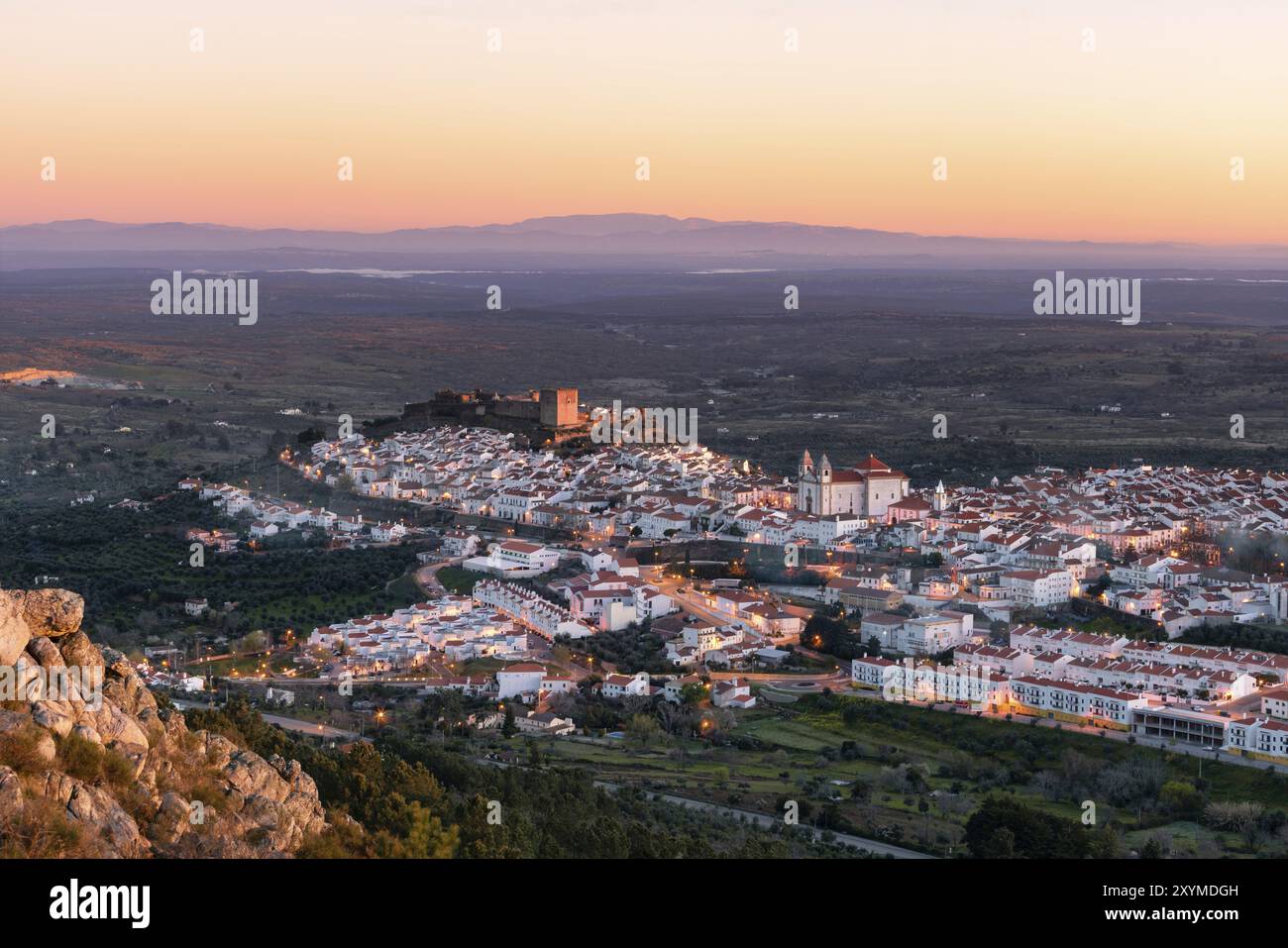 Castelo de Vide in Alentejo, Portugal von der Serra de Sao Mamede bei Sonnenuntergang Stockfoto