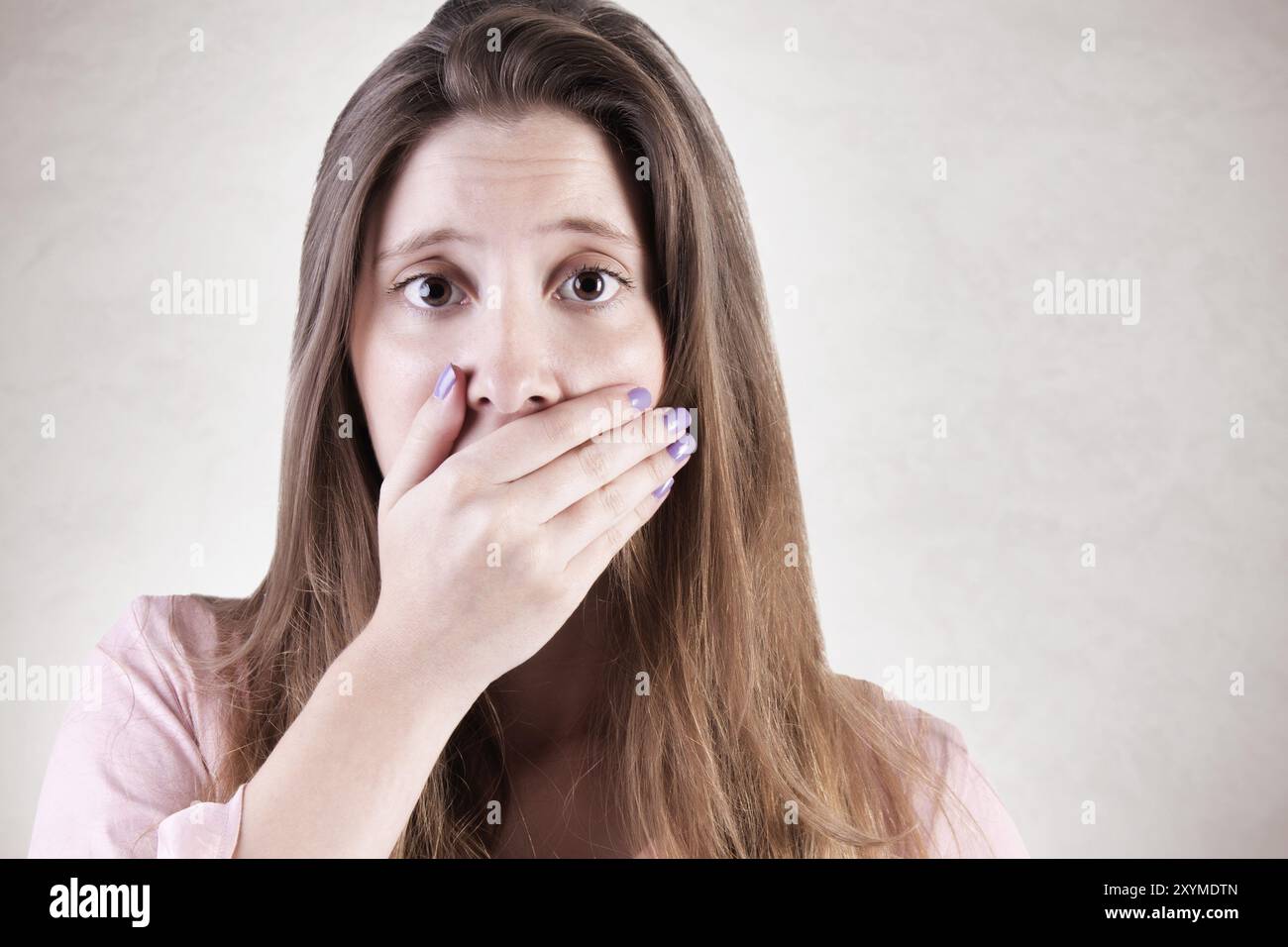 Nahaufnahme einer betroffenen Frau über den Mund, isoliert in einem grauen düstere Stimmung Stockfoto