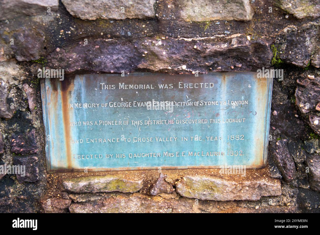 Ein aus Stein gebautes Denkmal für George Evans am Evans Lookout bei Blackheath, einer kleinen Stadt in den Blue Mountains in New South Wales, Australien. Schlucht Stockfoto