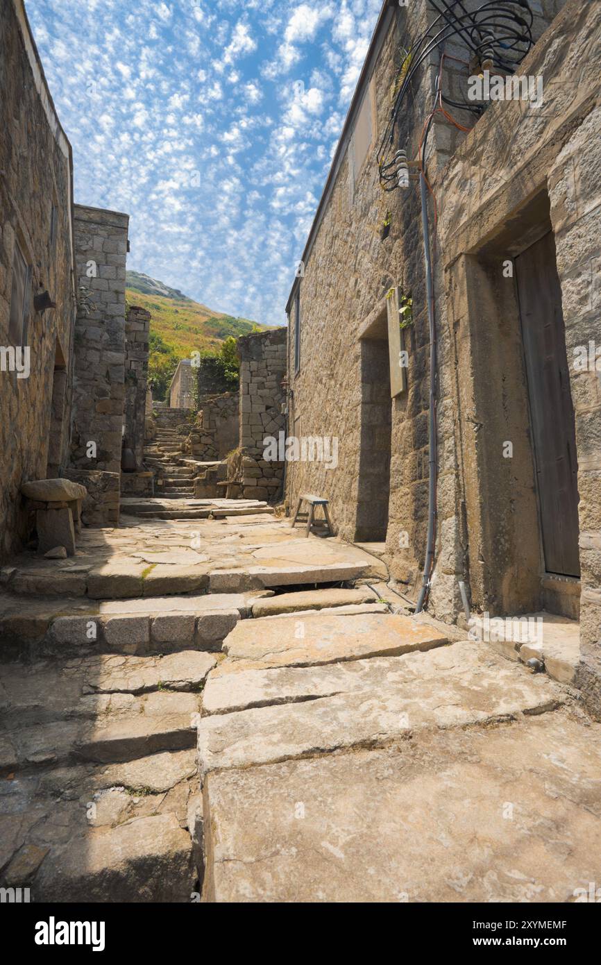 Eine wunderschön erhaltene Steingasse im Top-Touristenziel des Dorfes Qinbi auf der Insel Beigan der Matsu-Inseln in Taiwan Stockfoto