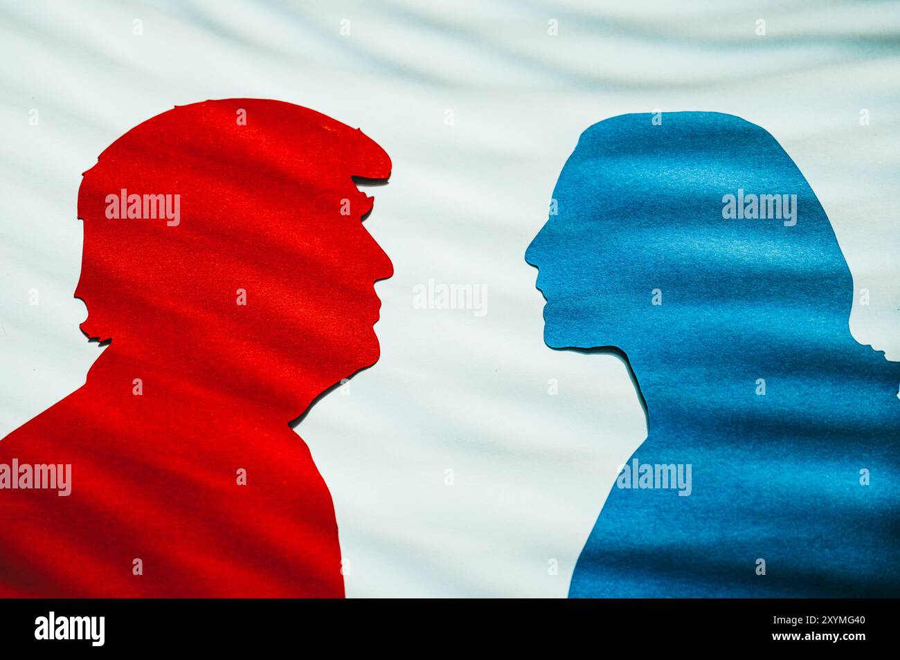 NEW YORK, USA, 30. AUGUST 2024: Präsidentschaftswahlen 2024 in Papercut: Silhouetten von Kamala Harris und Donald Trump, die die politische Riva der USA hervorheben Stockfoto